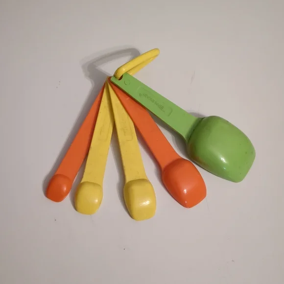 Vintage Tupperware Measuring Spoons Orange, Yellow & Green Set Of 5 plus D Ring - Picture 3 of 3